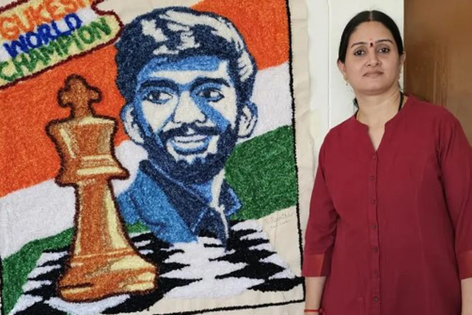 வண்ண நூலால் வரையப்பட்ட குகேஷ் ஓவியமும் அதனை வரைந்த ஓவியர் ரேவதி சௌந்தரராஜனும்.