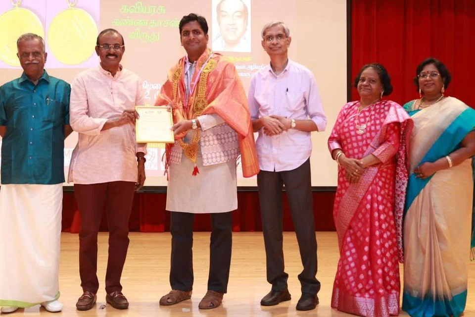(இடமிருந்து) எழுத்தாளர் கழகத் தலைவர் நா. ஆண்டியப்பன்,  சிறப்பு விருந்தினர் இரா. தினகரன், கவியரசு கண்ணதாசன் விருதுபெற்ற நல்லு தினகரன், அவரது தந்தை நல்லுராஜ், சிறப்புப் பேச்சாளர்  முனைவர் உலகநாயகி பழநி, கழகச் செயலாளர் பிரேமா மகாலிங்கம். 