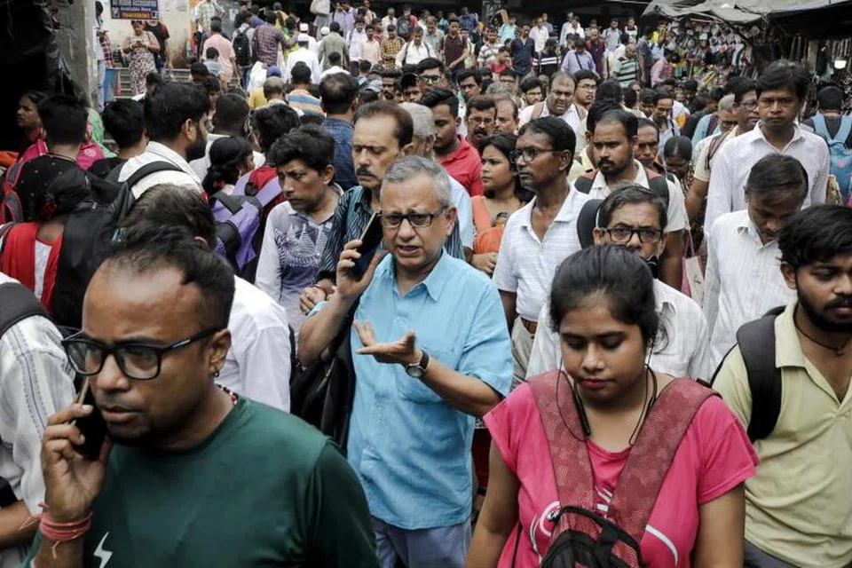2025ஆம் ஆண்டு நிலவரப்படி இந்திய ஆண்களுக்கான ஆயுட்காலம் 71 ஆண்டுகள், இந்தியப் பெண்களின் ஆயுட்காலம் 74 ஆண்டுகள் ஆக இருக்கும் என்று முன்னுரைக்கப்பட்டுள்ளது.