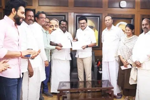 திமுக தலைமை அலுவலகமான அறிவாலயத்தில், தொகுதி உடன்பாட்டில் இருதரப்பும் கையெழுத்திட்டன.
