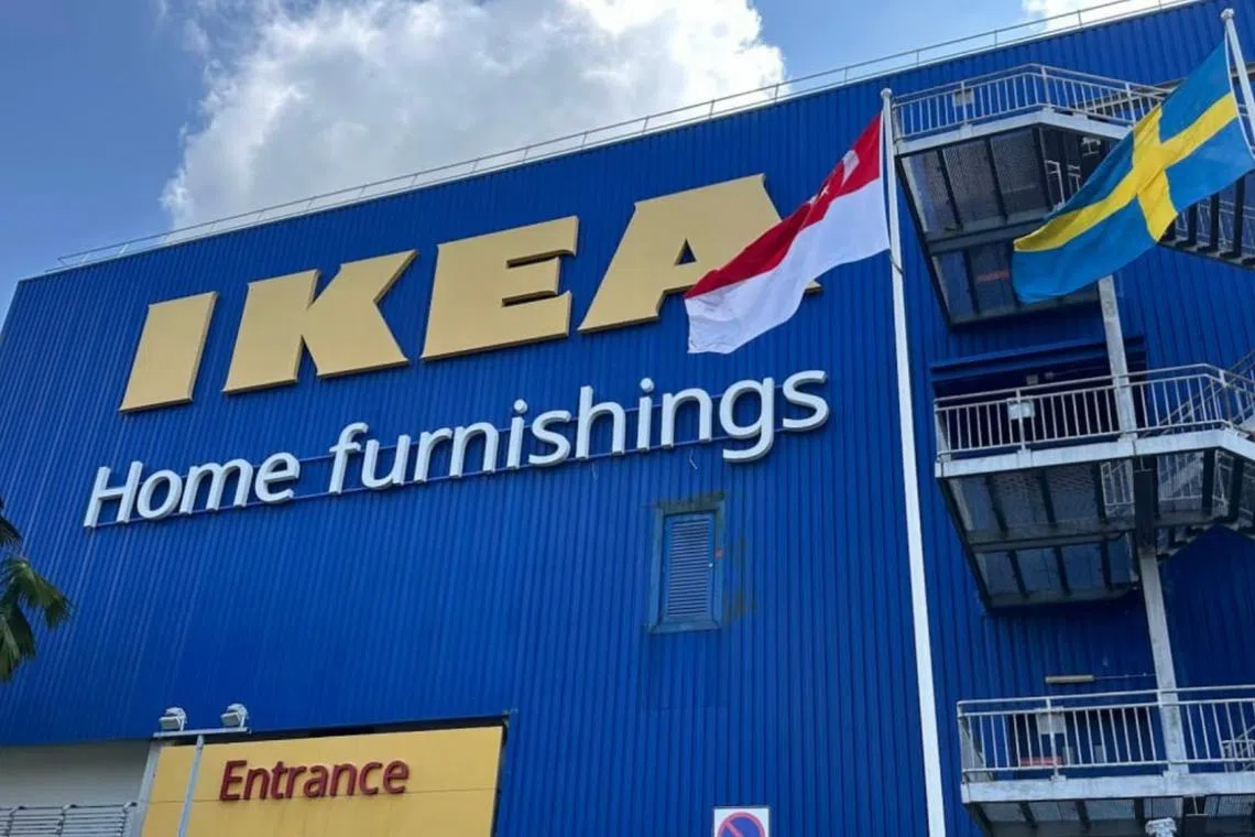 அனுமதி பெற்று சுவீடன் கொடியைப் பறக்கவிட்டுள்ள இக்கியா சிங்கப்பூர்