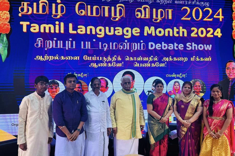 பட்டிமன்றத்தில் பங்கேற்றவர்கள்.