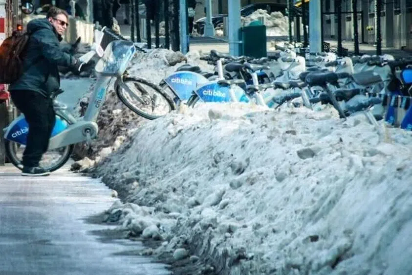 அமெரிக்காவில் பனிப்புயல்; 1,200 விமானங்கள் ரத்து