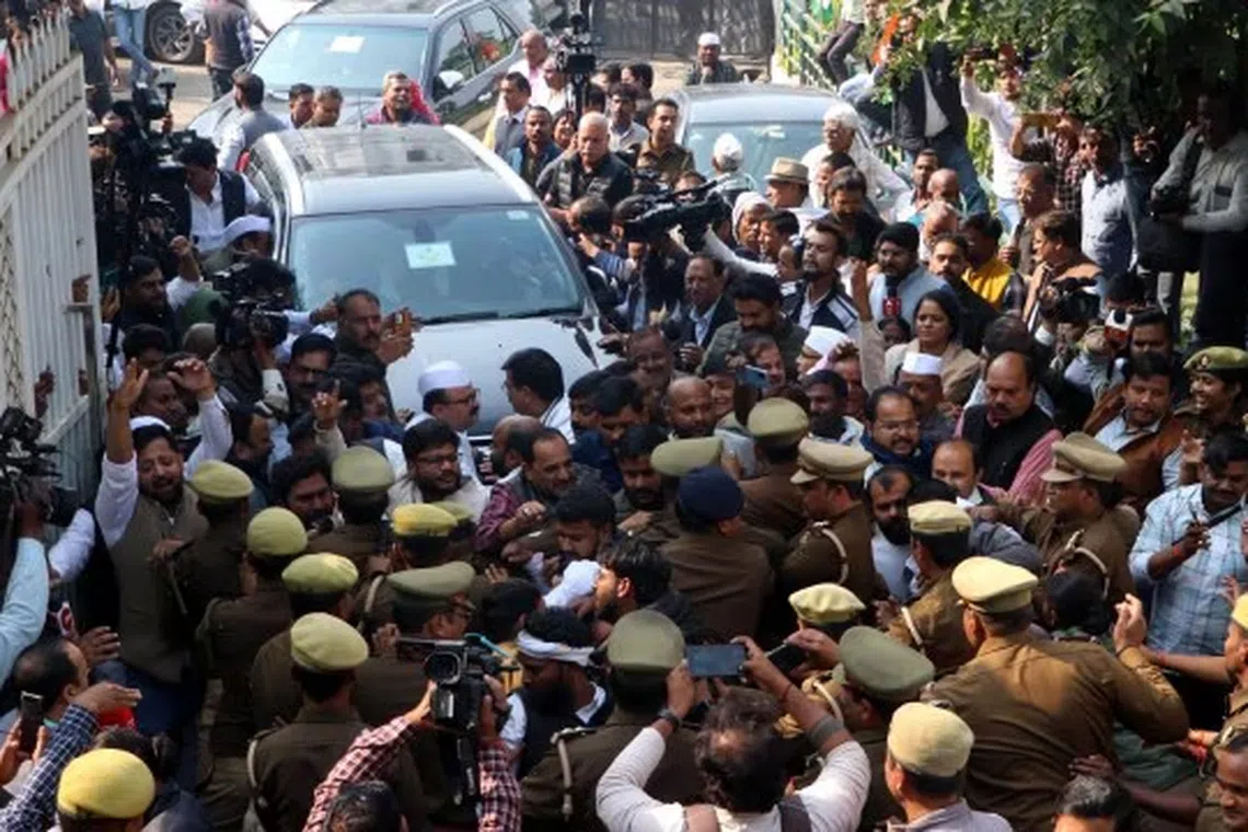 சம்பல்: காங்கிரஸ்காரர்களைத் தடுத்துநிறுத்தியதால் கைகலப்பு