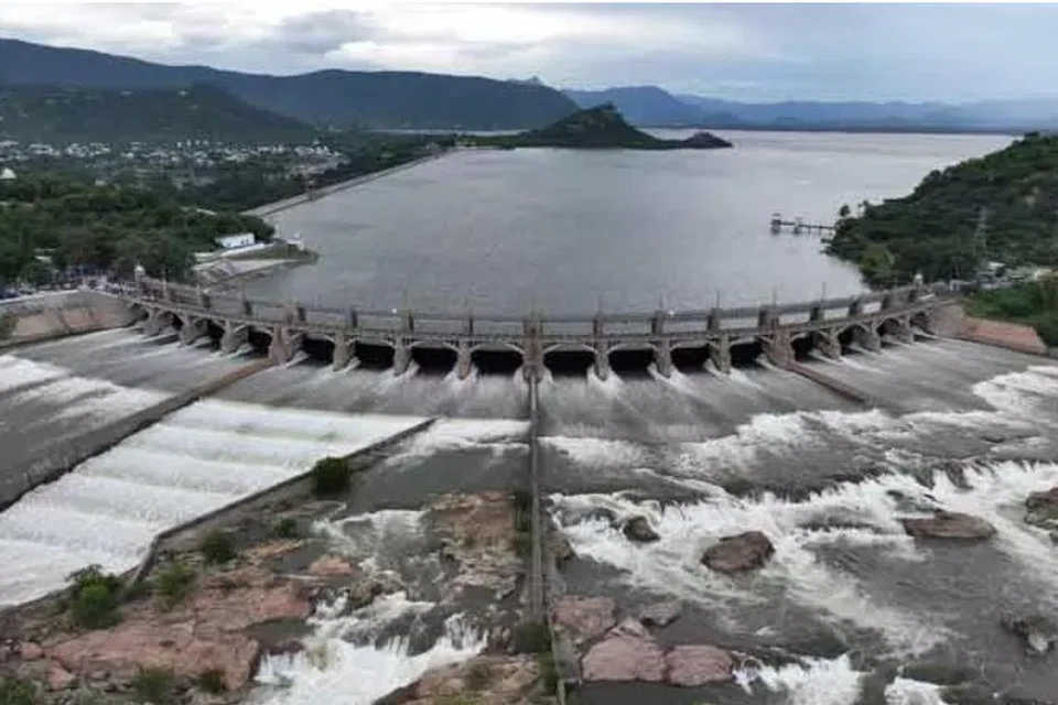 மேட்டூர் அணையிலிருந்து திறந்து விடப்படும் நீரின் அளவு தொடர்ந்து அதிகரிக்கிறது.