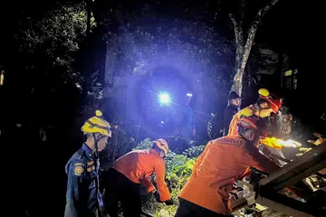 இந்தோனீசியாவில் ஏற்பட்ட நிலச்சரிவில் இருவர் மாண்டதை அதிகாரிகள் உறுதிசெய்தனர்.