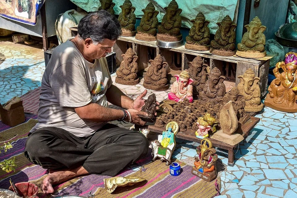 பஞ்சாப் மாநிலம் அமிர்தசரசில் இயற்கைப் பொருள்களைக் கொண்டு கைவினைக் கலைஞர்கள் சிலைகளைத் தயாரித்து வருகிறார்கள்.