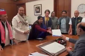 இண்டியா கூட்டணி சார்பாக கனிமொழி, டிஆர் பாலு, ஆ.ராசா உள்ளிட்ட திமுக எம்பிக்களும் காங்கிரஸ் பொதுச் செயலாளர் பிரியங்கா காந்தி, சமாஜ்வாதி கட்சித் தலைவர் அகிலேஷ் யாதவ் உள்ளிட்டோர் குழுவாகச் சென்று சபாநாயகரைச் சந்தித்தனர்.