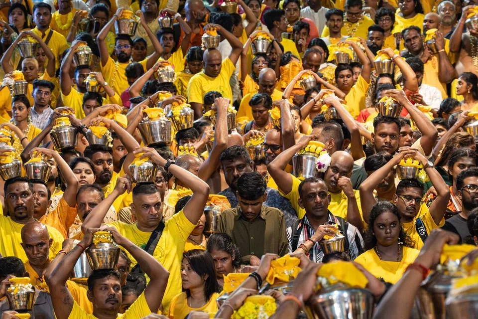 பத்துமலையில் பால்குடம் ஏந்திச் சென்ற பக்தர்கள்.