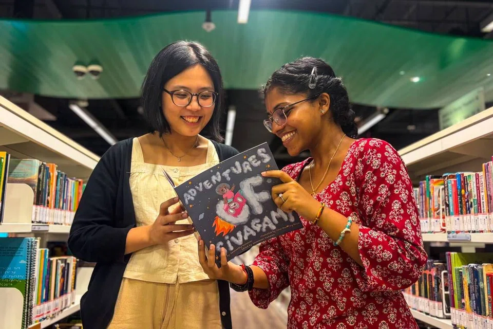‘சிவகாமியின் சாகசங்கள்’ என்ற புதிய சிறுவர் நூலின் எழுத்தாளர் சரஸ்வதி குமரன் (வலம்), நூல் வடிவமைப்பாளர் அலிசியா சீ முன் சிங் (இடம்).