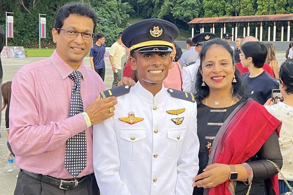 ‘கௌரவ வாள்’ விருதுபெற்ற கார்த்திக் மணிகண்டன் சம்பத், 25, தம் பெற்றோருடன்.