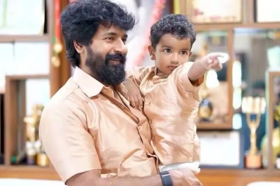 மகனுடன் சிவகார்த்திகேயன்.