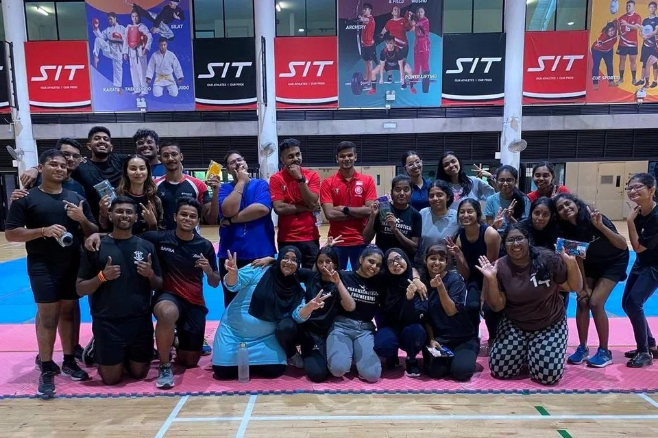 கல்வியோடு இணைப்பாட நடவடிக்கைகளிலும்  ஈடுபட்ட பாலகணேஷ், பட்டக் கல்வியின் இரண்டாம் ஆண்டில் எஸ்ஐடி இந்திய கலாசார மன்றத்தை சக மாணவர்களுடன் தொடங்கினார்.