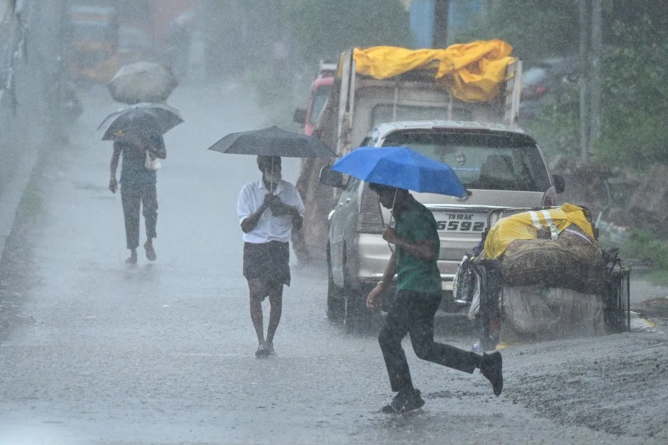 ‘மோன்தா’ புயல் நெருங்கி வருவதன் விளைவாகச் சென்னை, திருவள்ளூர், செங்கல்பட்டு, காஞ்சிபுரம், விழுப்புரம், ராணிப்பேட்டை மாவட்டங்கள், புதுச்சேரியில் ஞாயிற்றுக்கிழமை (அக்டோபர் 26) கனமழை பெய்யக்கூடும் என்று முன்னுரைக்கப்பட்டுள்ளது.