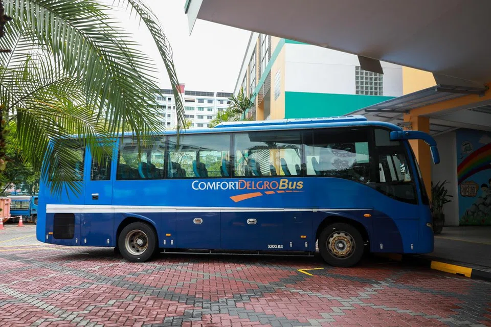 மாணவர்களை வீட்டிலிருந்து பள்ளிக்கும் பள்ளியிலிருந்து வீட்டுக்கும் அழைத்துச் செல்ல கூடுதல் பள்ளிப் பேருந்து ஓட்டுநர்கள் தேவைப்படுகின்றனர்.