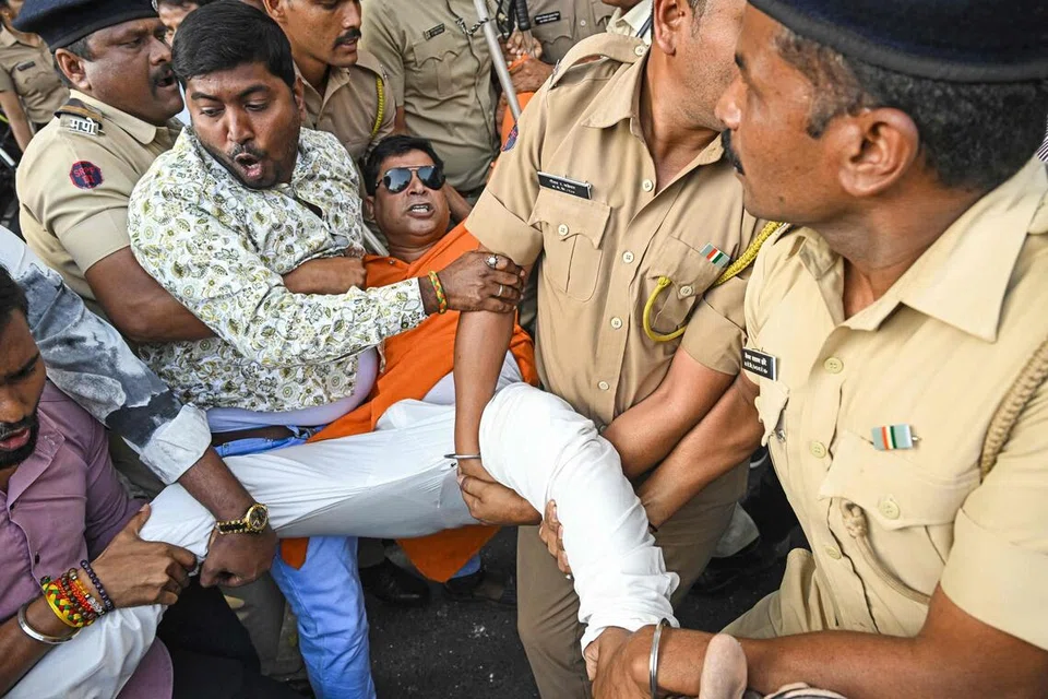 
பங்ளாதேஷில் இந்தியத் தொழிலாளர் ஒருவர் அடித்துக் கொல்லப்பட்டதற்கு எதிர்ப்பு தெரிவித்து, மும்பையில் நடைபெற்ற ஆர்ப்பாட்டத்தில் பங்கேற்றவர்கள், குண்டுக்கட்டாக அப்புறப்படுத்தப்பட்டனர்.