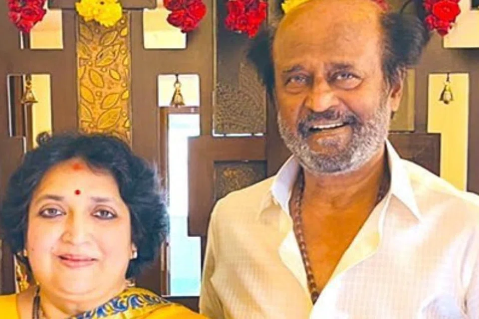 மனைவியுடன் ரஜினி.