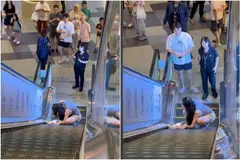 இதுகுறித்து ஃபேஸ்புக் பக்கத்தில் வெளியான காணொளியில், மின்படியில் இடது பாதம் சிக்கிய நிலையில் சிறுமி ஒருவர் இருப்பதையும் அவருக்கு அருகே பெண் ஒருவர் அமர்ந்திருப்பதையும் காண முடிந்தது.