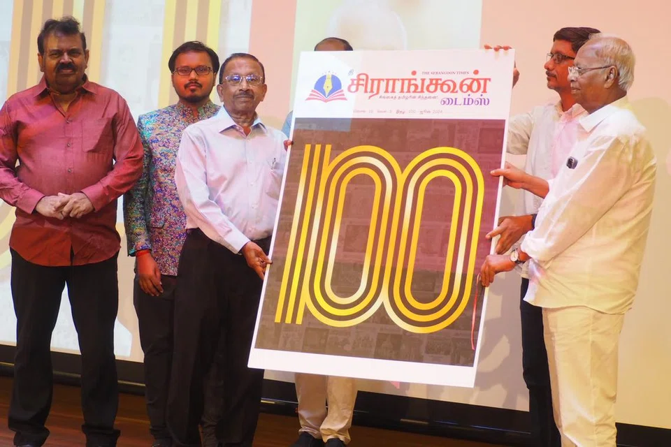 ‘தி சிராங்கூன் டைம்ஸ்’ இதழின் 100ஆவது பதிப்பை அதன் எம் ஏ முஸ்தபா வெளியிட, முனைவர் வீரமணி பெற்றுக்கொண்டார்.  