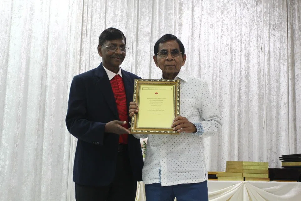 ‘எஸ்எம்ஏ’ தலைவர் கோவிந்தராஜு, மலேசிய மாஸ்டர்ஸ் திடல்தடச் சங்கத் தலைவர் சிவப்பிரகாசத்துக்குப் (வலம்) பாராட்டுச் சான்றிதழ் வழங்கிச் சிறப்பித்தார். 
