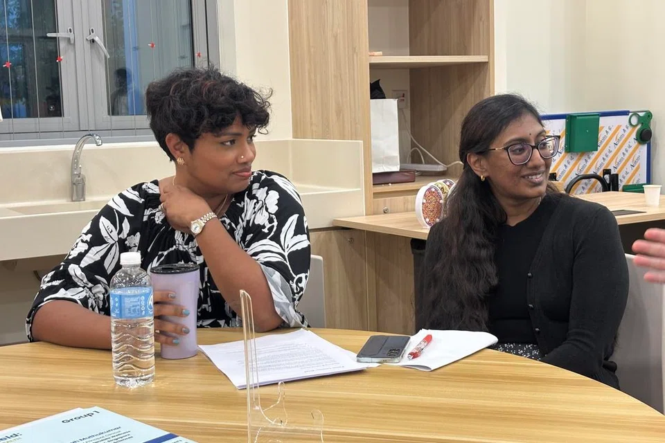 பங்கேற்பாளர்களுடன் உரையாடிய மருத்துவ உளவியலாளரும் இணைப் பேராசிரியருமான வித்யா முத்துகுமார் (இடது).