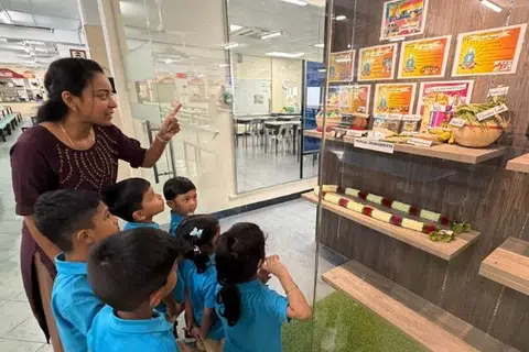 பொங்கல் கண்காட்சியைப் பார்த்து ரசிக்கும் பாலர் பள்ளிக் குழந்தைகள்.