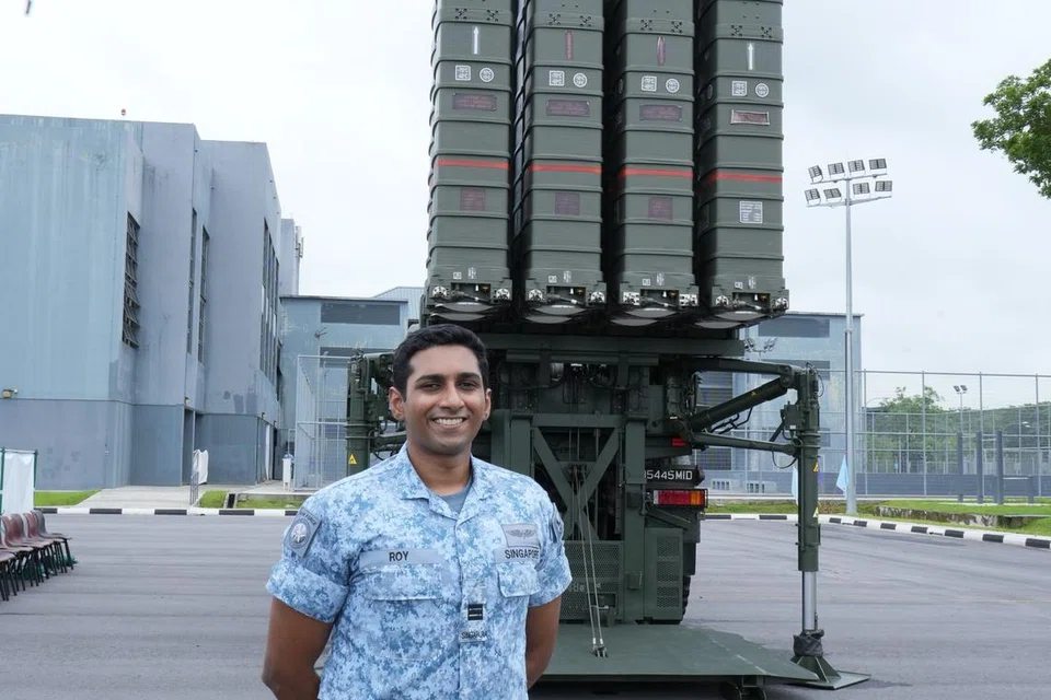 ’ஏஸ்டர் 30’ ஏவுகணை அமைப்புடன் கேப்டன் ரோய் ஃபிரான்சிஸ்.