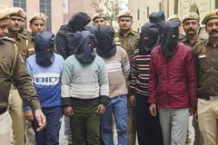 மூன்று குழந்தைகள் உட்பட 13 பங்ளாதேஷியர் எந்தவிதமான ஆவணங்களும் இன்றி அங்கு தங்கி இருந்தது தெரிய வந்தது.