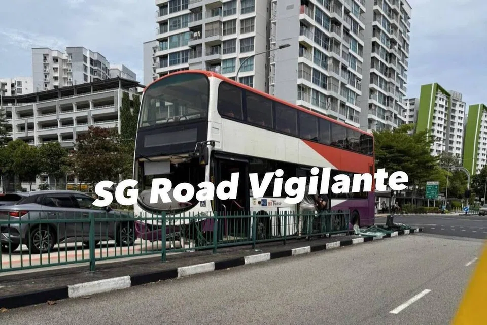 தெம்பனிஸ் கான்கோர்ஸ், தெம்பனிஸ் சென்ட்ரல் 8 சந்திப்பில் இந்த எஸ்பிஎஸ் டிரான்சிட் பேருந்து சறுக்கியிருக்கலாம் என நம்பப்படுகிறது.
