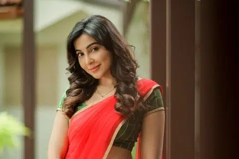பார்வதி நாயர்.