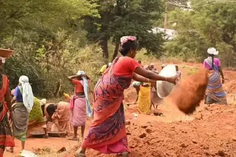‘பூஜ்ய பாபு கிராமின் ரோஜ்கார் யோஜனா’  திட்டத்தில் வேலை செய்யும் மகளிர்.