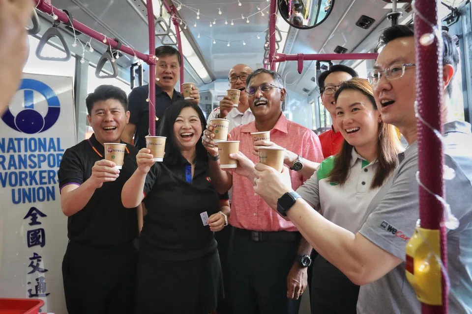 தோ பாயோ எம்ஆர்டி நிலையத்தில் மே 14ஆம் தேதி நிர்வாகிகள், ஊழியர்களுடன் காப்பி குடித்த அமைச்சர் முரளி பிள்ளை.