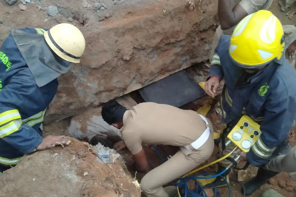 இடிபாடுகளில் சிக்கியோரை மீட்கும் பணி இடம்பெற்றது.