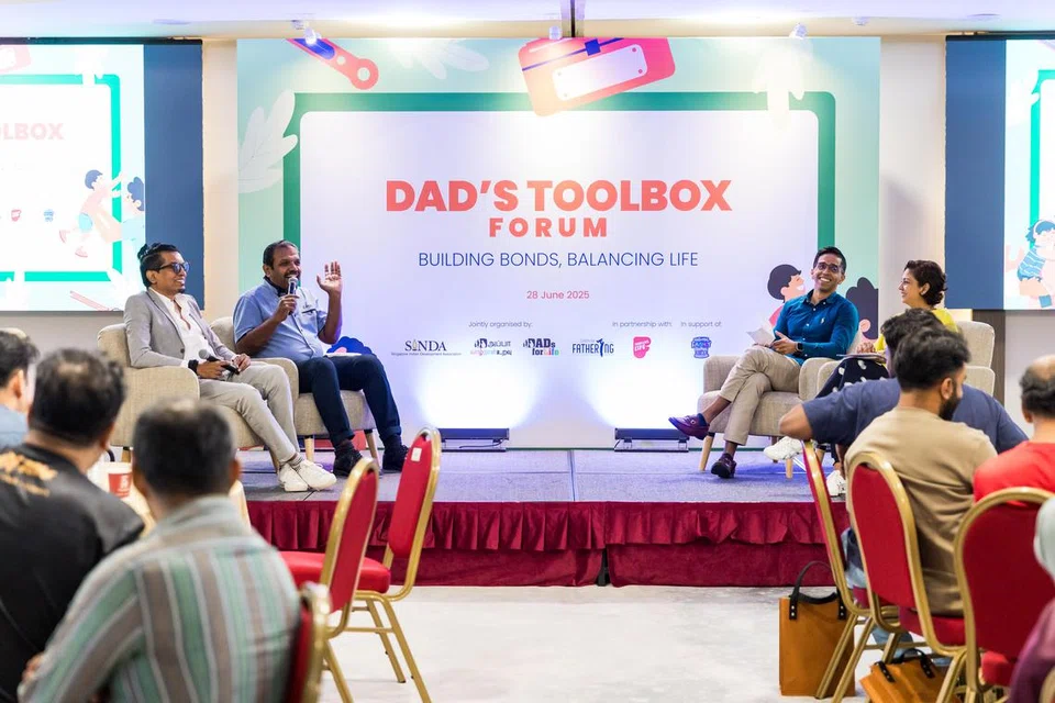 வெவ்வேறு தலைப்புகள் பற்றி பேசப்பட்ட குழு கலந்துரையாடல் அமர்வில் சிண்டா தலைமை நிர்வாக அதிகாரி அன்பரசு ராஜேந்திரன், மீடியாகார்ப் கலைஞரும், கல்வியாளருமான இளமாறன் நடராஜன், துணை மூத்த அரசு வழக்கறிஞர் ஹைரூல் ஹக்கீம் ஆகியோர் உரையாடினர்.