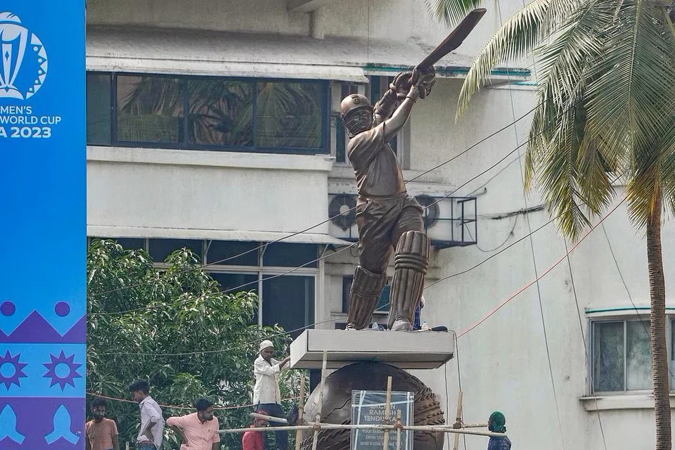 மும்பை வான்கடே கிரிக்கெட் அரங்கில் நிறுவப்பட்டுள்ள சச்சின் டெண்டுல்கர் சிலை.