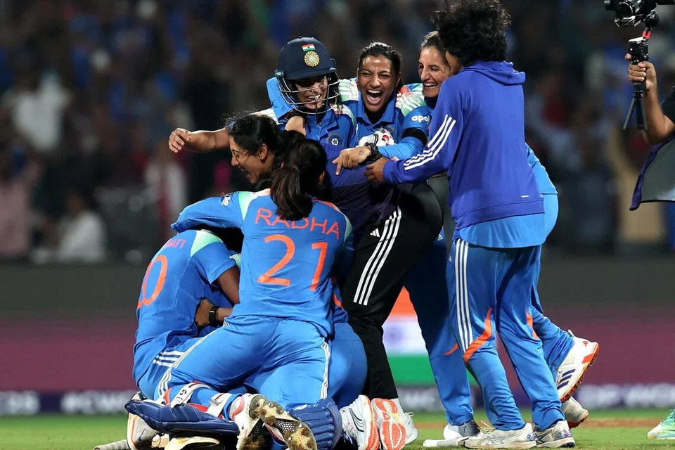 அரையிறுதி வெற்றியைக் கொண்டாடும் இந்திய மகளிரணி.