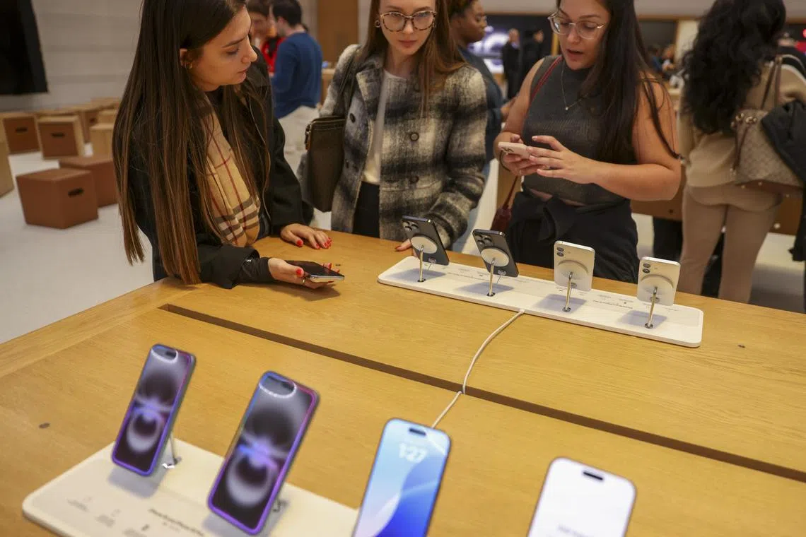 அமெரிக்காவில் ஐஃபோன் வாங்க விரையும் வாடிக்கையாளர்கள்