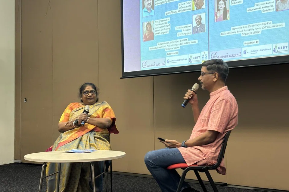 நிகழ்ச்சியில் நடந்த நேர்காணலில் திரு மகேஷ் குமாரும் நூலாசிரியர் டாக்டர் சந்திரிகாவும்.
