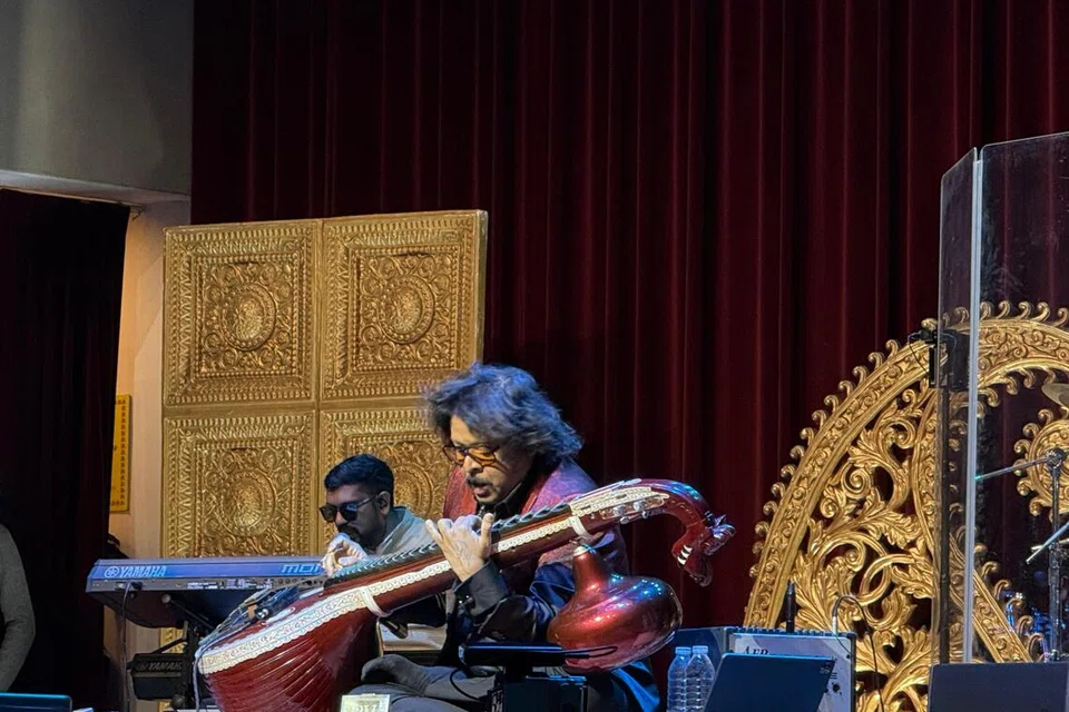 எம்ஜிஆர் காலத்தில் வெளிவந்த பாடல்கள் முதல், அனிருத் இசையில் வெளிவந்த ‘தங்கமே’ பாடல் வரை வெவ்வேறு வயதினரைக் கவரும் வகையில் பல்வேறு பாடல்களைத் தமது வீணையில் வாசித்து ரசிகர்களை மகிழ்வித்தார் கலைமாமணி ராஜேஷ் வைத்யா.