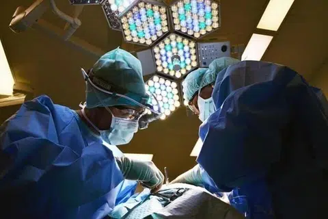 மலேசியாவில் உள்ள பொது மருத்துவமனைகளில் சிகிச்சை பெறும் வெளிநாட்டினர் அனைவரும் ஒரு குறிப்பிட்ட தொகையை முன்பணமாகச் செலுத்திய பின்னரே அங்குள்ள படுக்கைகளில் அனுமதிக்கப்படுவர். 