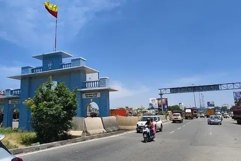 பேருந்துகள் நிறுத்தத்தால் வெறிச்சோடிய சாலைகள்.