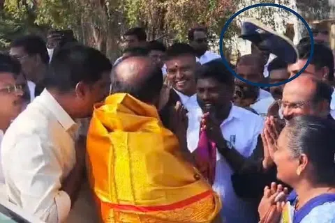 திருப்பூரில் கவிஞர் வைரமுத்து பங்கேற்ற நிகழ்ச்சியில் அவர் மீது காலணி வீசியதால் பரபரப்பு ஏற்பட்டது.
