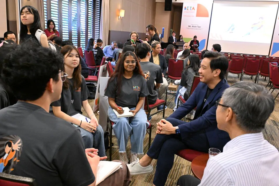 மாணவக் குழுக்களுக்குச் செவிசாய்த்து, ஆலோசனைகள் வழங்கினார் துணை அமைச்சர் ஆல்வின் டான்.