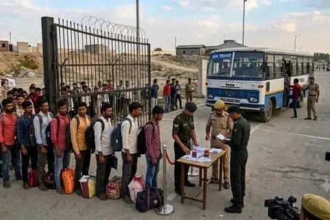 சட்டவிரோதமாக காஷ்மீரில் தங்கியிருந்த பங்ளாதேஷ் குடிமக்கள், மேற்கு வங்கத்தில் உள்ள பாக்டோக்ரா பகுதிக்கு அழைத்துச் செல்லப்பட்டனர். அங்கு எல்லைப் பாதுகாப்புப் படையினரிடம் ஒப்படைக்கப்பட்டு, சட்டபூர்வ நடைமுறைகள் பின்பற்றப்பட்டு எல்லை தாண்டி அனுப்பி வைக்கப்பட்டனர்.