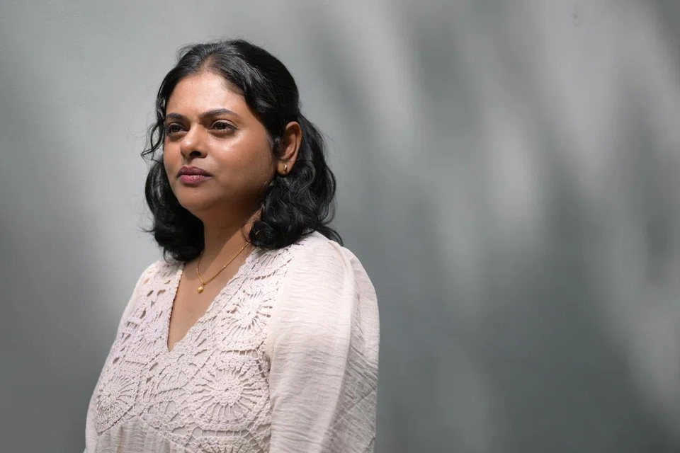 திருவாட்டி கின்னாரி போசாலே, ‘கிரானுலோமாட்டஸ் மாஸ்டிடிஸ்’ எனப்படும் ஓர் அரிய வகை நோயிலிருந்து மீண்டு வருகிறார். இது முக்கியமாகக் குழந்தைப்பேறு அடையும் வயதில் உள்ள பெண்களைப் பாதிக்கும் ஓர் அரிய மார்பக அழற்சி நோயாகும். இதன் அறிகுறிகள் மார்பகப் புற்றுநோய்  போலவே இருக்கக்கூடும் என்பதால், இதைக் கண்டறிவது மிகவும் சவாலானது.
