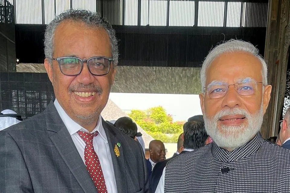 மாநாட்டில் பங்கேற்க வருகை தந்த உலக சுகாதார அமைப்பின் தலைமை இயக்குநருக்கு பாரத் மண்டபத்தில் பிரதமர் நரேந்திர மோடி உற்சாக வரவேற்பு அளித்தார்.