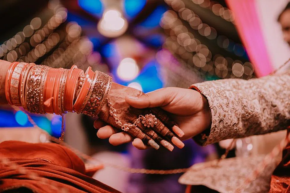 அட்சய திருதியை நாளன்று  திருமணம் சார்ந்த வணிகங்கள் மட்டும் ஒரே நாளில் ரூ.1,000 கோடிக்குமேல் வருமானம் ஈட்டியிருக்கும் என மதிப்பிடப்பட்டுள்ளது.