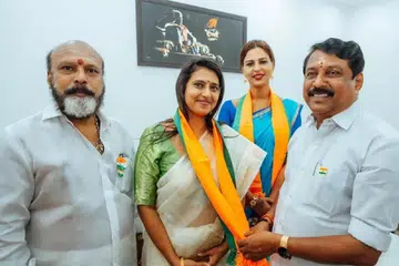 நடிகை கஸ்தூரி வெள்ளிக்கிழமை சென்னை பாஜக தலைமையகத்தில் தமிழ்நாடு பாஜக கலை மற்றும் கலாசாரப் பிரிவின் தலைவர் பெப்சி சிவா முன்னிலையில் பாஜகவில் இணைந்தார்.