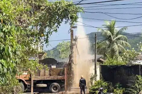 இலங்கையில் இதுவரை கண்டறியப்பட்ட நிலத்தடி நீர் ஊற்றுகளில் மிகப்பெரிய நீர் ஊற்று ஒன்று காலி - தெனியாய பிரதான வீதியில் கண்டறியப்பட்டுள்ளது.