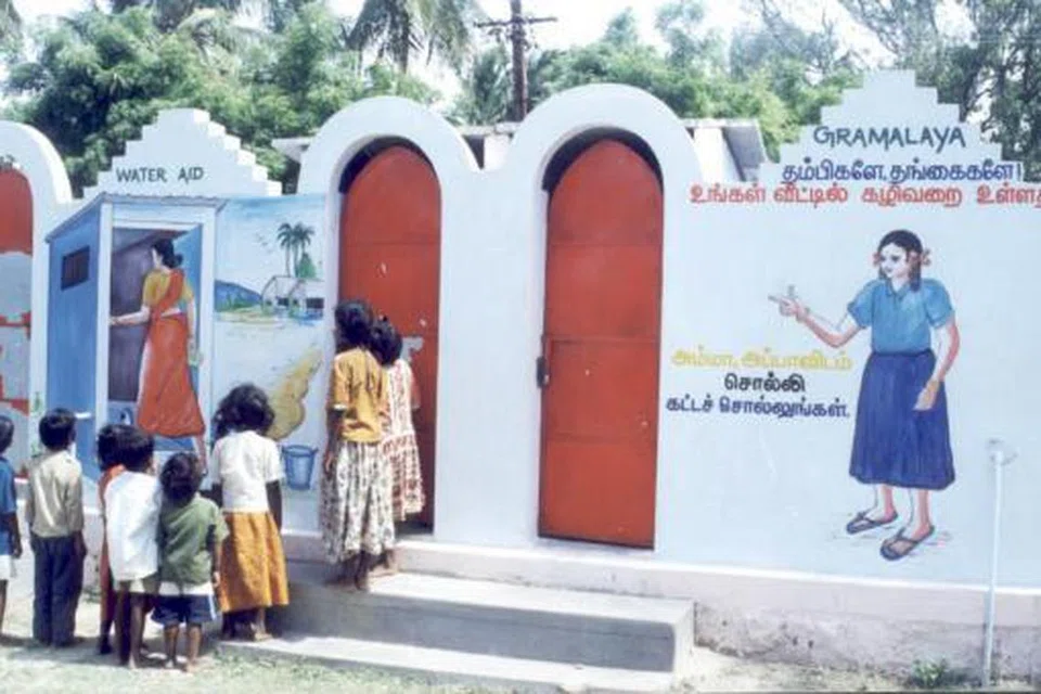 கழிவறை, சுகாதாரம் குறித்து சிறார்கள் மத்தியில் விழிப்புணர்வு ஏற்படுத்தப்படுகிறது.